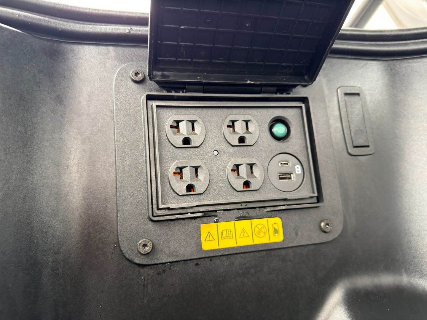 2022 Ford F-150 Lightning LARIAT