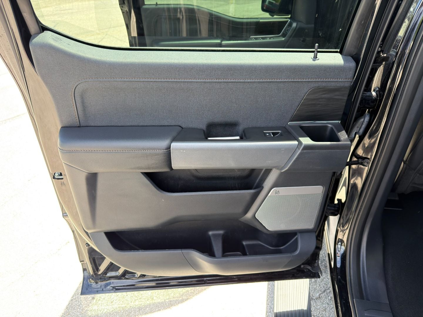 2024 Ford F-150 Lightning LARIAT