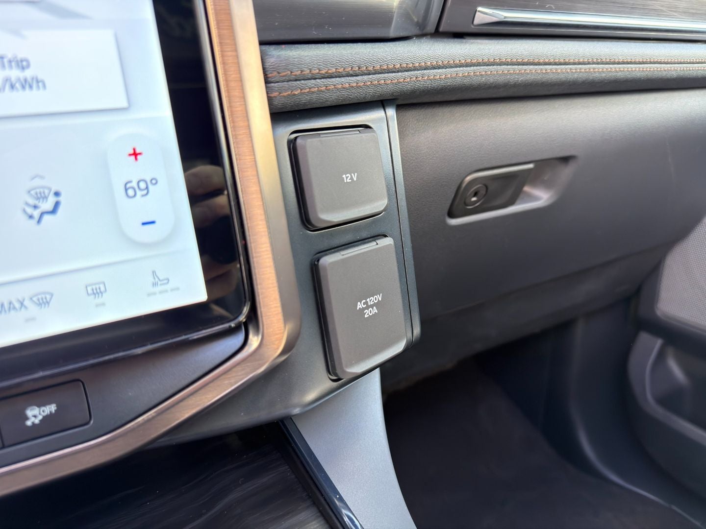 2025 Ford F-150 Lightning LARIAT