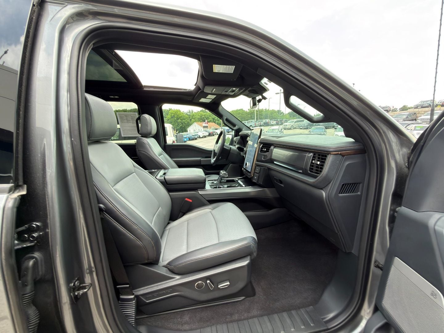 2024 Ford F-150 Lightning LARIAT