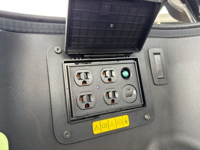 2024 Ford F-150 Lightning LARIAT