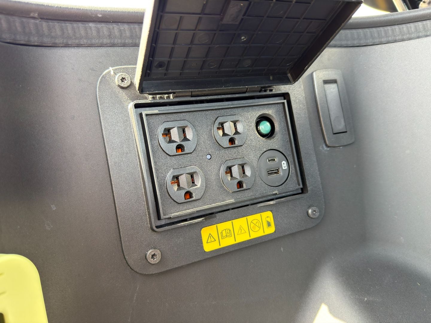 2024 Ford F-150 Lightning LARIAT