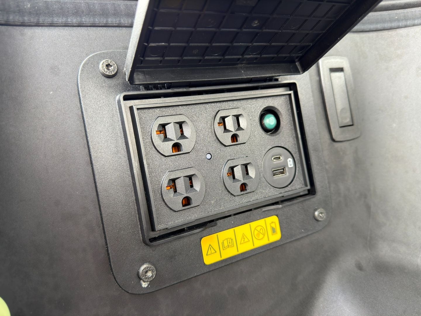 2025 Ford F-150 Lightning Platinum