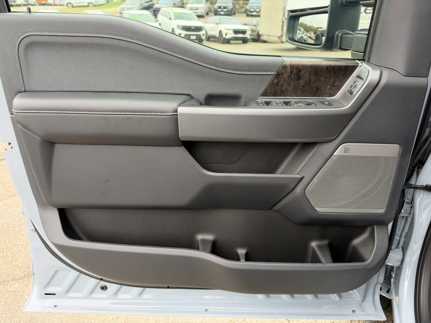 2027 Ford Super Duty F-350 SRW F-350® Lariat®