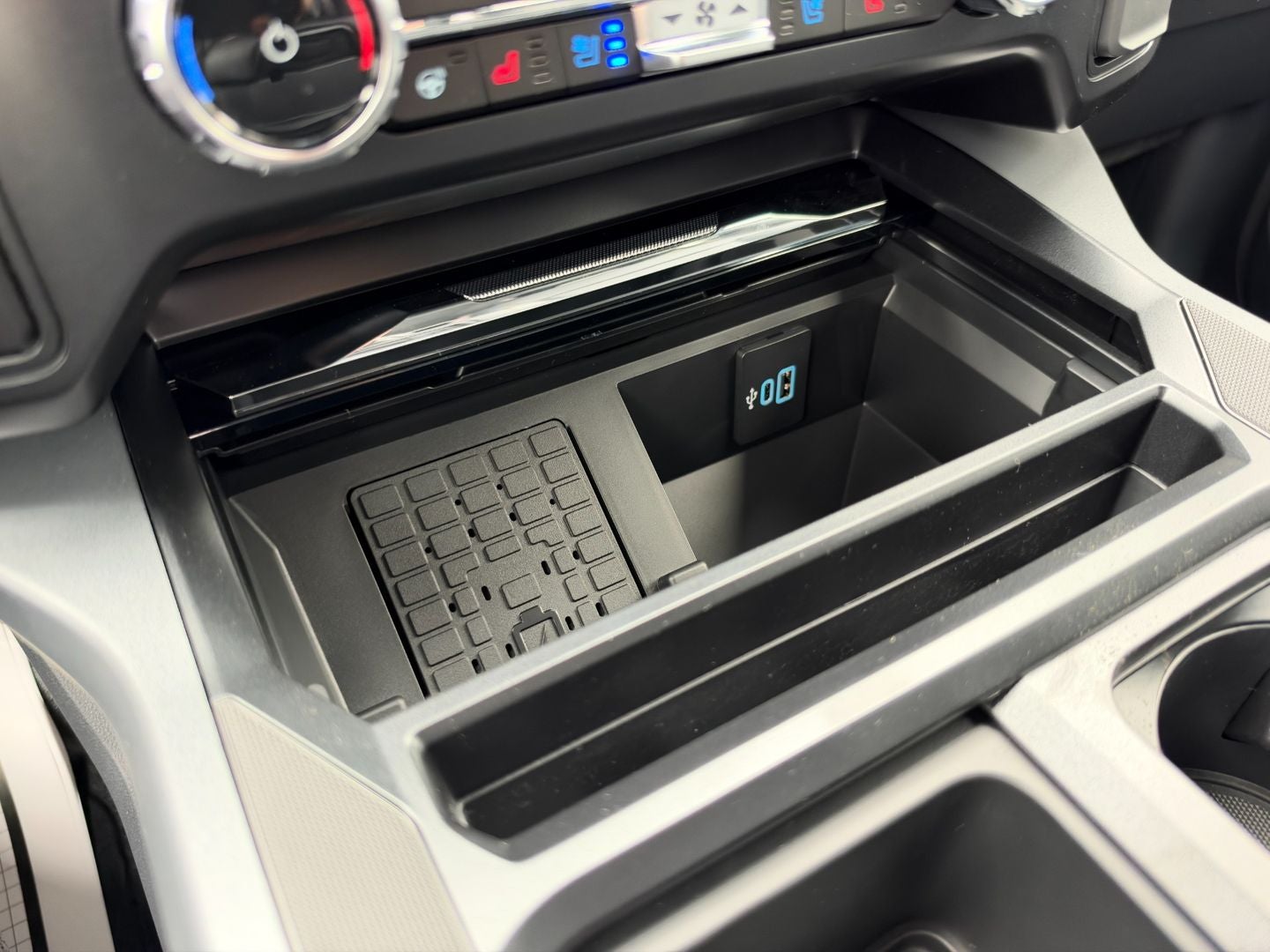 2027 Ford Super Duty F-350 SRW F-350® Lariat®