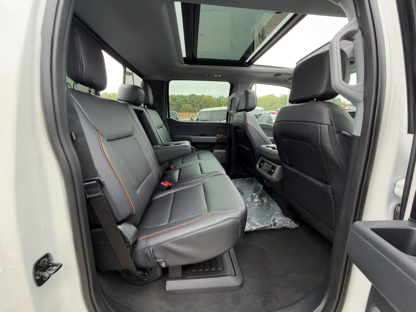2027 Ford Super Duty F-350 SRW F-350® Lariat®