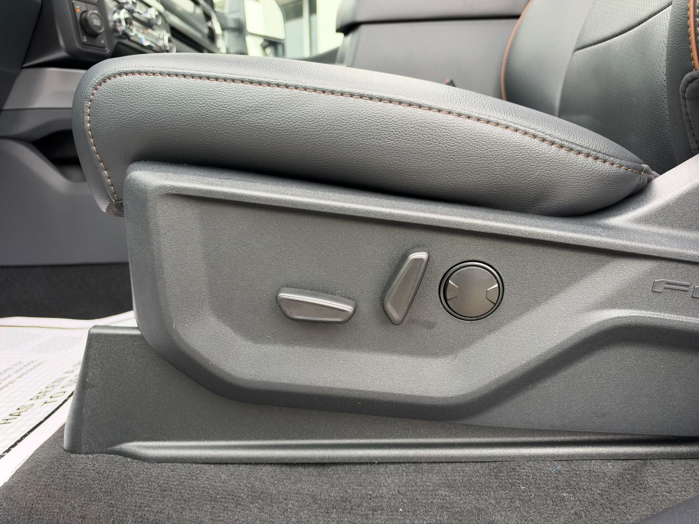 2027 Ford Super Duty F-350 SRW F-350® Lariat®