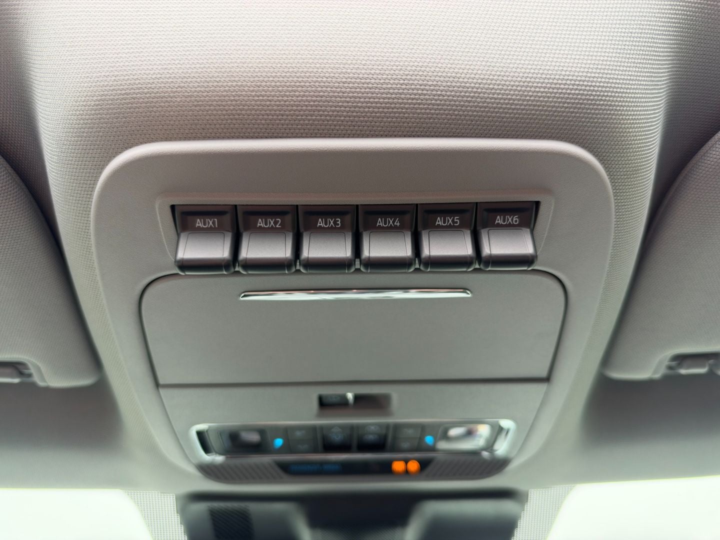 2027 Ford Super Duty F-350 SRW F-350® Lariat®