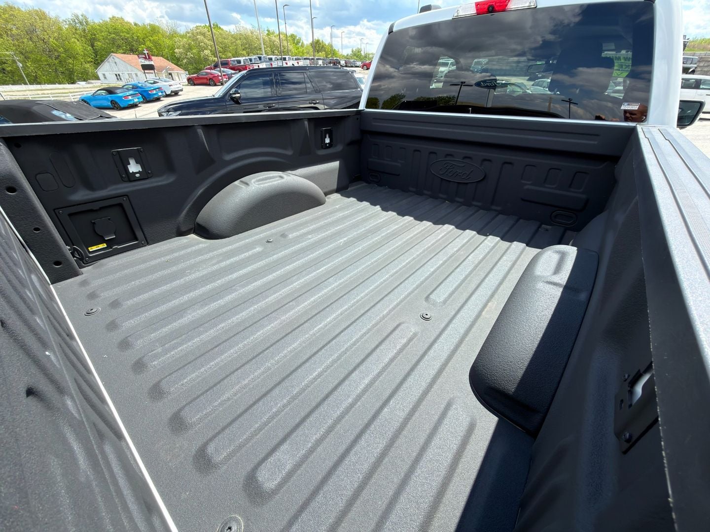 2023 Ford F-150 XLT 4X4 V8