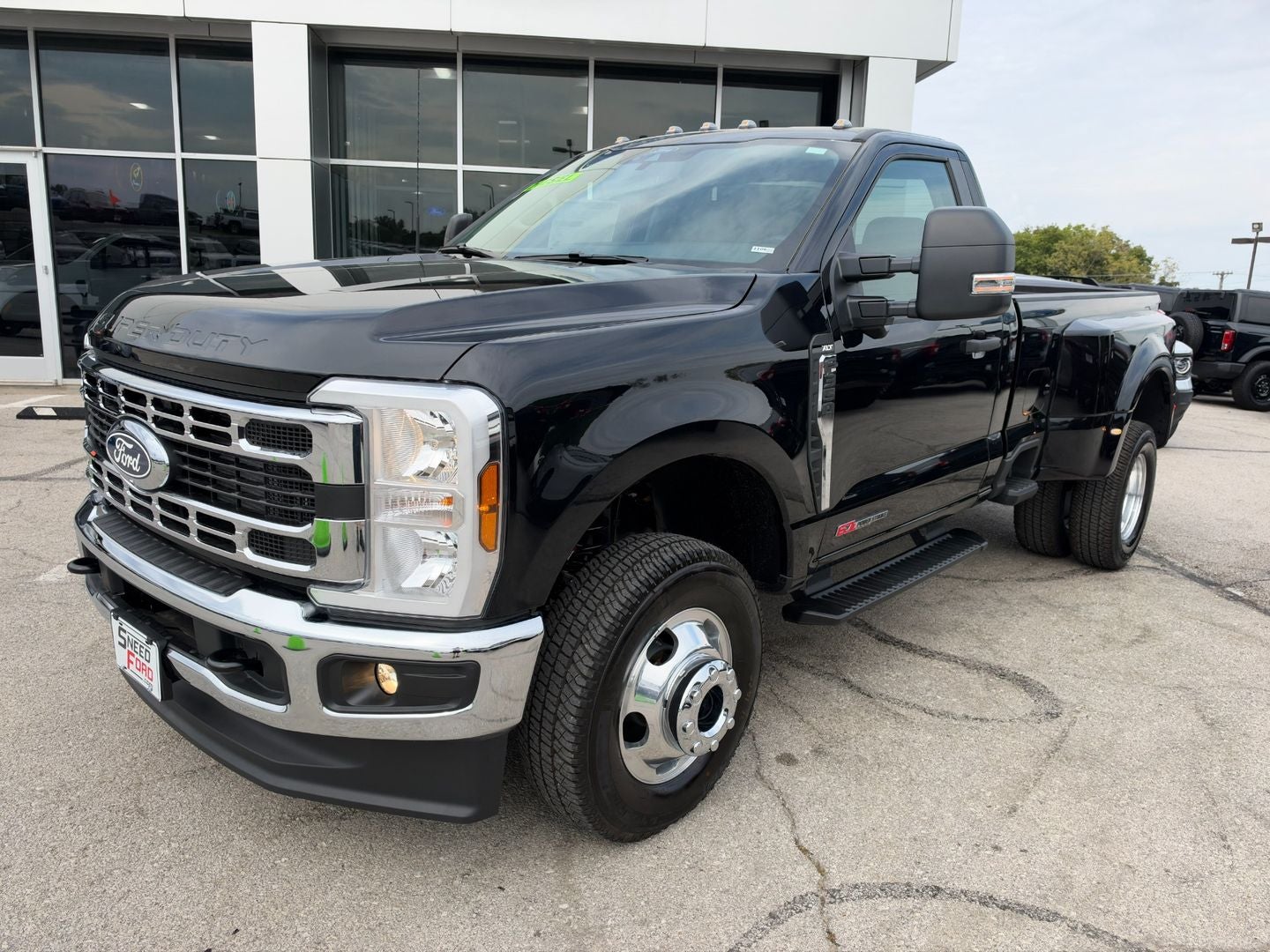 2027 Ford Super Duty F-350 DRW F-350® XLT