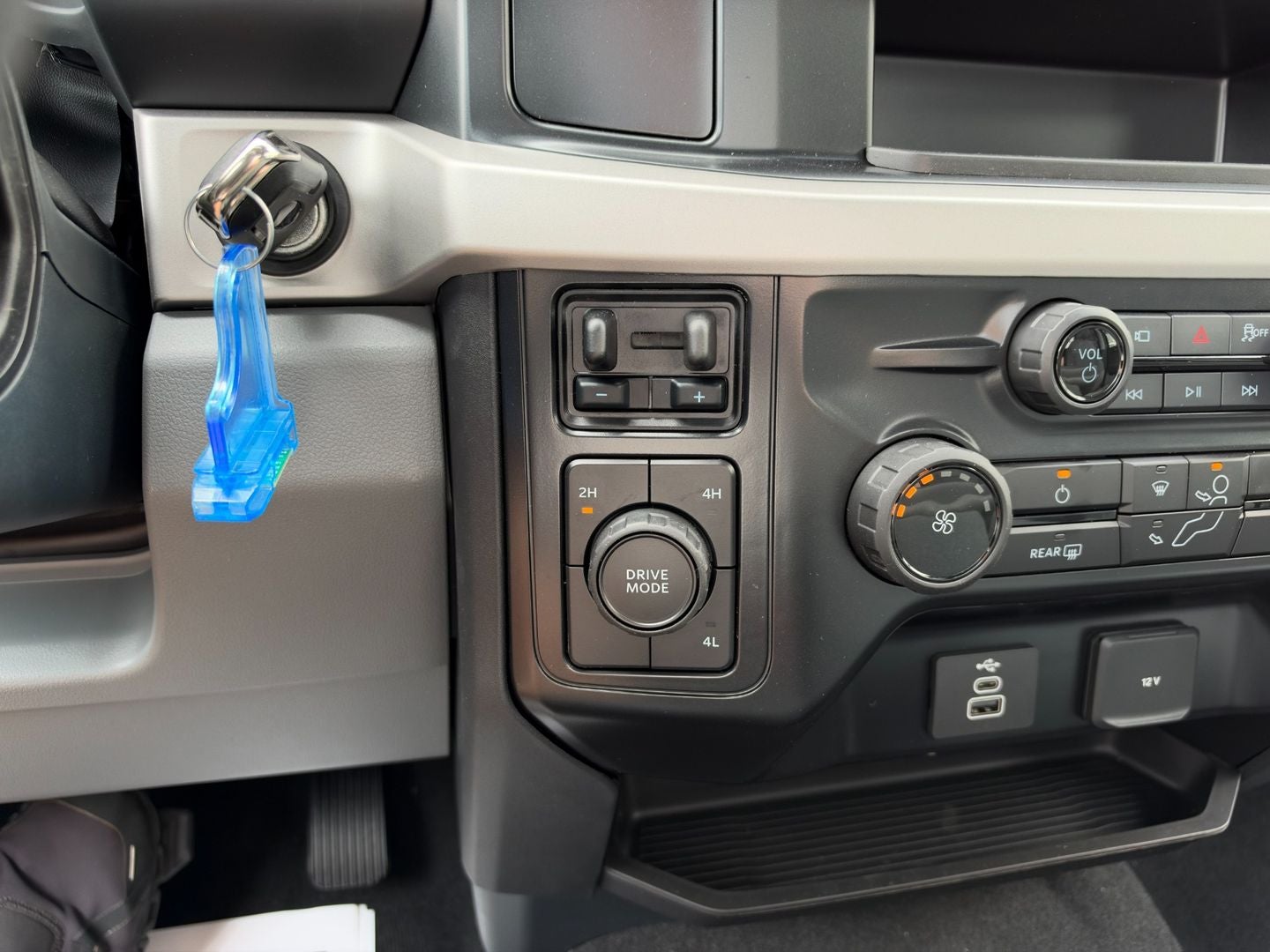 2027 Ford Super Duty F-350 DRW F-350® XLT