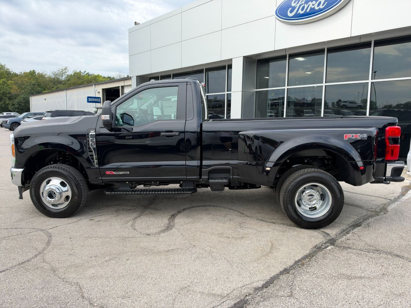 2027 Ford Super Duty F-350 DRW F-350® XLT